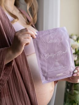Moisturizing and elasticity fabric mask for the abdomen. Soothes, reduces itching, softens and prevents the possibility of pregnancy scarring. Eliminates already born pregnancy scars by supporting skin regeneration and maintaining the elasticity of the abdominal skin.