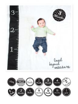 The perfect way to capture the growing babies milestones with this cute milestone blanket. Blanket measures 1m x 1m and 7 double-sided cards with 14 milestones.