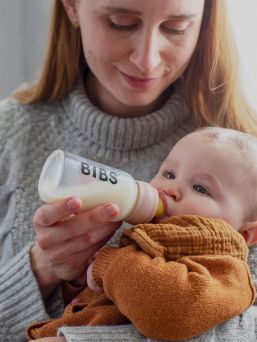 The Bibs Baby Glass Bottle  baby bottle 110ml is designed to make everyday life easier. It is made of borosilicate glass, which withstands even larger temperature fluctuations and is very durable.