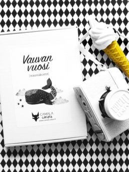 Vauvan vuosi cards contains 39 illustrated cards and one instruction card to help you save your baby's first year, the main events fair, captured memories. Black and White.