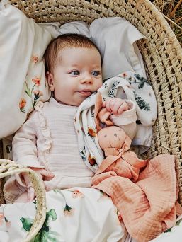 This is Blinkie Bo, Elodie Details cuddly friend for your little one to fall in love with. A mix between a soft toy and cuddle blanket, made from a natural cotton muslin fibre weave, with lots of lovely details.