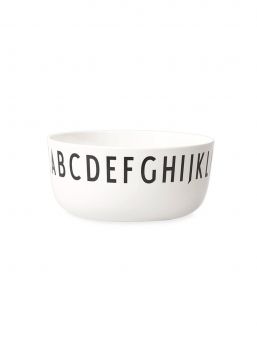 Design Letters children's melamine bowl is durable and lightweight. The bowl is decorated with timeless and modern letters designed by Arne Jacobsen. Bowl diameter 11 cm.