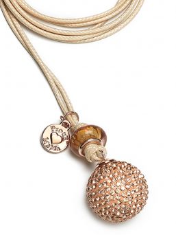 The Proud MaMa Bling rosegold bola necklace is a beautiful jewelry for the expectant mother. There is a small xylophone inside the jewelry. The magical sound of the jewelry soothes the baby in the womb and later outside the womb.