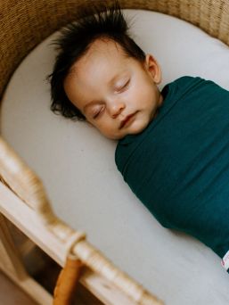 Embe swaddle Spruce. The intelligent Embé zipper and swaddle design help to use the swaddle correctly. It prevents over-tightening of the pelvic area, which can cause hip dysplasia over a longer period of time.