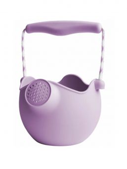 Scrunch-watering can is made from 100% recyclable silicone and has a polyester rope handle.