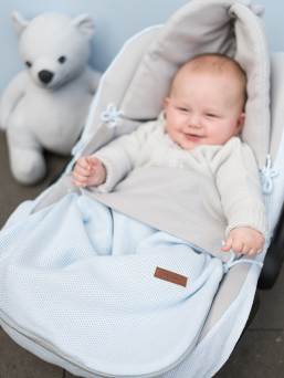 Baby's Only Summer Footmuff keep baby warm in car seats and baby carriages. Thanks to Footmuff the baby does not need to undress and dress up constantly, the baby stays warm embrace of the bag.