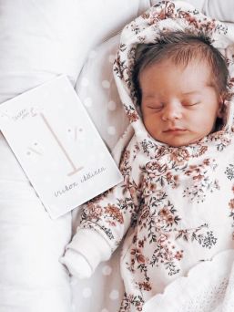 The perfect Pieni ja täydellinen -series of photography cards that capture the important stages both pregnancy and baby. Behind the cards, space for your own thoughts and baby dimensions.
