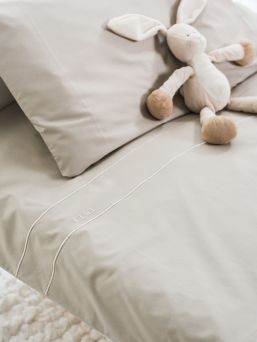 Gorgeous Luin Living Bedding Set for Baby. The carefully selected cotton, the thin fine yarn and the dense weaving make the material soft and yet pleasantly sultry and breathable for the baby's night.