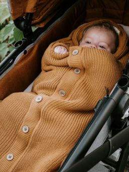 Baby´s Only knit footmuff. Knit and teddy lining of this sustainable Baby´s Only footmuff from the Soul collection for the pram in the colour warm linen is made of 100% organic cotton.