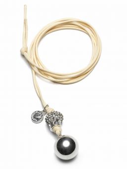The Proud MaMa bola necklace is a beautiful jewelry for the expectant mother. There is a small xylophone inside the jewelry. The magical sound of the jewelry soothes the baby in the womb and later outside the womb.