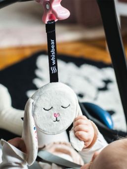 Travel with a soothing noise device. Whisbear Shooting Rabbit you can hang with a convenient attachment to the carriages, car seat and cot. The noise device guarantees a good and pleasant feeling for the baby during each trip. Pink noise soothes and creates a moderate world of sound for your baby.