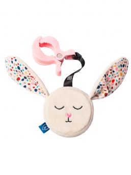 Travel with a soothing noise device. Whisbear Shooting Rabbit you can hang with a convenient attachment to the carriages, car seat and cot. The noise device guarantees a good and pleasant feeling for the baby during each trip. Pink noise soothes and creates a moderate world of sound for your baby.