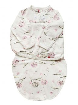 Embe logsleeve swaddle Pink Clustered Flowers. The intelligent Embé zipper and swaddle design help to use the swaddle correctly. It prevents over-tightening of the pelvic area, which can cause hip dysplasia over a longer period of time.