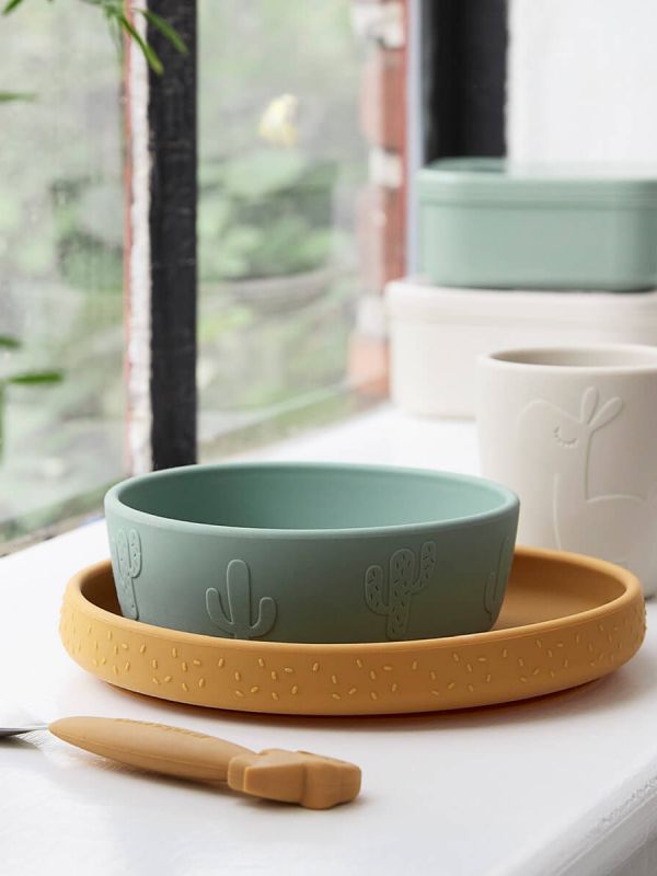 Set a fun table with the Done By Deer Silicone Stick&Stay dinner set and Lalee as a cool companion. The mustard plate, the green bowl and the sand mini mug are decorated with embossed patterns with Lalee, Birdee, festive confetti and tingling cactuses.