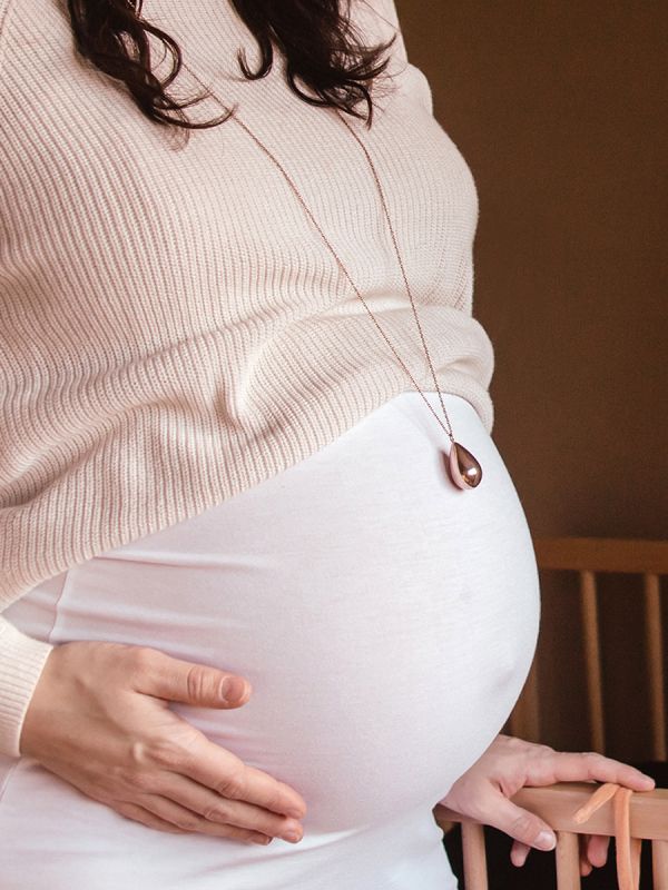 The Proud MaMa bola necklace is a beautiful jewelry for the expectant mother. There is a small xylophone inside the jewelry. The magical sound of the jewelry soothes the baby in the womb and later outside the womb.