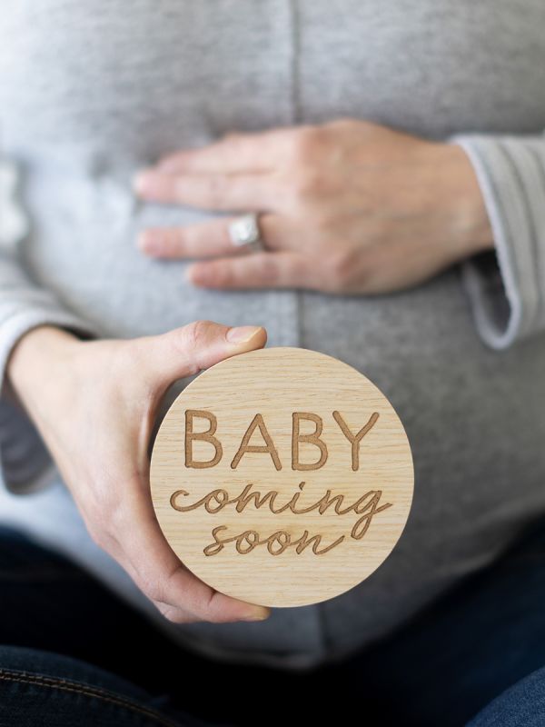 Wooden milestone photo cards for the expectant mother - Pearhead