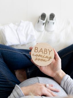 Wooden milestone photo cards for the expectant mother - Pearhead