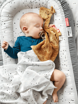 A soft and secure Done By Deer Dreamy dots  babynest gives your baby a peaceful sleep. The babynest increases the sense of security by reducing the baby's sleeping space.