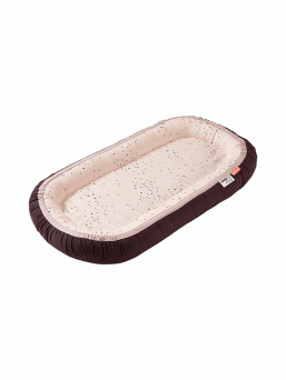 A soft and secure Done By Deer Dreamy dots  babynest gives your baby a peaceful sleep. The babynest increases the sense of security by reducing the baby's sleeping space.