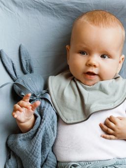 This is Blinkie, Elodie Details cuddly friend for your little one to fall in love with. A mix between a soft toy and cuddle blanket, made from a natural cotton muslin fibre weave, with lots of lovely details.