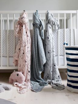 Done by Deer cotton Burp cloth in lovely animal designs. Simply beautiful Burp cloth that you never had too much when moving with your baby. Use this large 120x120 cm swaddle instead of a duvet when sleeping.