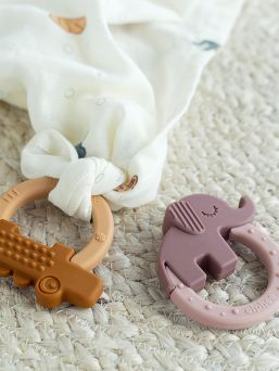 Set with two soft silicone teethers shaped as the Deer friends Croco and Elphee. The teethers are easy for little hands to hold and the different shapes and textures will help stimulate and soothe itchy gums.  