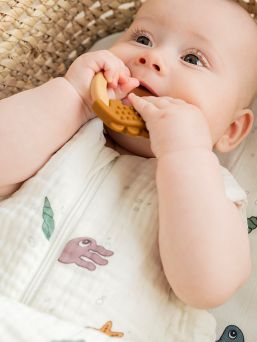 Set with two soft silicone teethers shaped as the Deer friends Croco and Elphee. The teethers are easy for little hands to hold and the different shapes and textures will help stimulate and soothe itchy gums.  