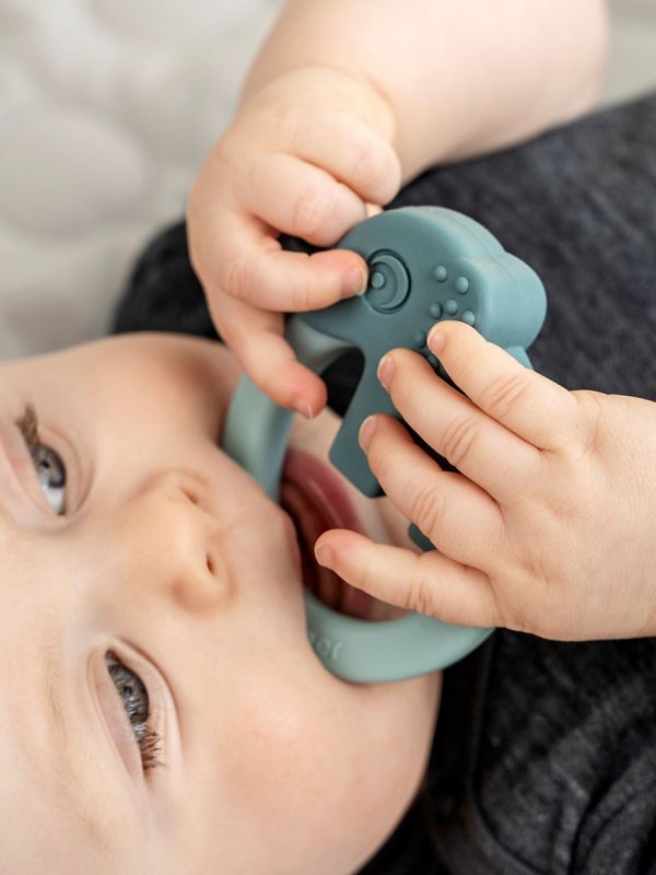 Set with two soft silicone teethers shaped as the Deer friends Croco and Elphee. The teethers are easy for little hands to hold and the different shapes and textures will help stimulate and soothe itchy gums.