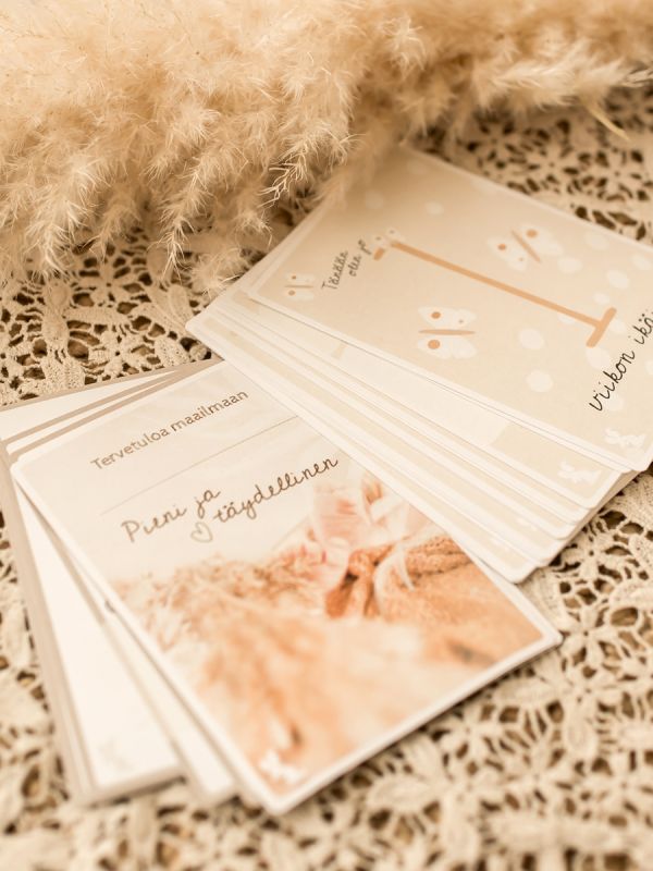 The perfect Pieni ja täydellinen -series of photography cards that capture the important stages both pregnancy and baby. Behind the cards, space for your own thoughts and baby dimensions.