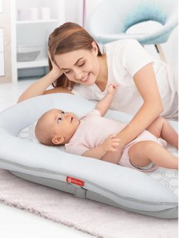 The Motorola Comfort Cloud MBP89SN is an innovative baby nest for babies aged 0-8 months that safely monitors your baby's breathing and heart rate, giving you peace of mind as your baby sleeps.
