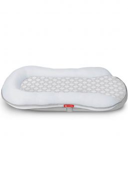 The Motorola Comfort Cloud MBP89SN is an innovative baby nest for babies aged 0-8 months that safely monitors your baby's breathing and heart rate, giving you peace of mind as your baby sleeps.