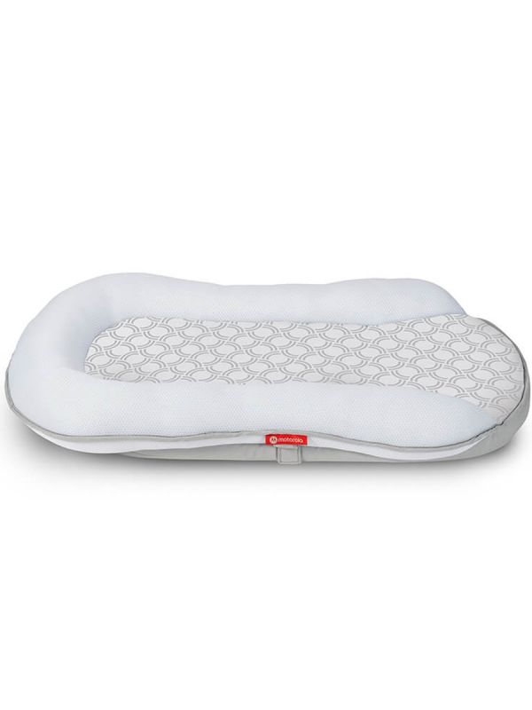 The Motorola Comfort Cloud MBP89SN is an innovative baby nest for babies aged 0-8 months that safely monitors your baby's breathing and heart rate, giving you peace of mind as your baby sleeps.