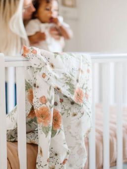 Mini Wander - baby swaddle 120 x120 - Spring Blossom, White. Mini Wander baby's cotton muslin. Beautiful print pattern.