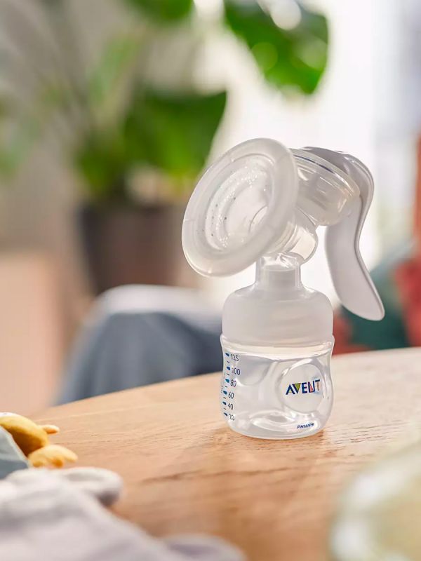 AVENT Natural Manual breast pump has a unique design, so your milk flows directly from your breast into the bottle, even when you are sitting up straight. This means you can sit more comfortably when pumping. Cleaning is easy, thanks to the small number of separate parts. All parts are dishwasher proof.