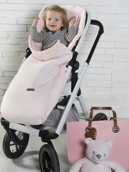 A larger Baby´s Only footmuff designed for strollers. The tfootmuff keeps the baby warm for even longer rides and when the child is sleeping on the stroller. The footmuff has a handy zipper that can be easily open and close.