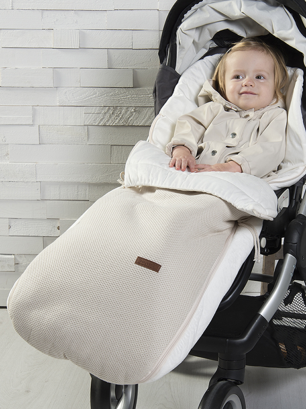 A larger Baby´s Only footmuff designed for strollers. The tfootmuff keeps the baby warm for even longer rides and when the child is sleeping on the stroller. The footmuff has a handy zipper that can be easily open and close.