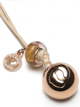 The Proud MaMa bola necklace is a beautiful jewelry for the expectant mother. There is a small xylophone inside the jewelry. The magical sound of the jewelry soothes the baby in the womb and later outside the womb.