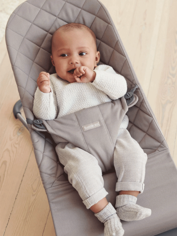 babybjorn-bouncher-bliss-cotton-sand-grey. BabyBjörn Bliss bouncher. Cotton fabric cover that can be easily removed and machine washed. The BabyBjörn Bliss sitter has three positions for use and a folding position for transport and storage.