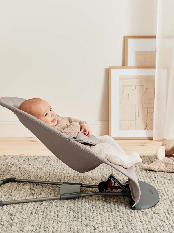 babybjorn-bouncher-bliss-cotton-sand-grey. BabyBjörn Bliss bouncher. Cotton fabric cover that can be easily removed and machine washed. The BabyBjörn Bliss sitter has three positions for use and a folding position for transport and storage.