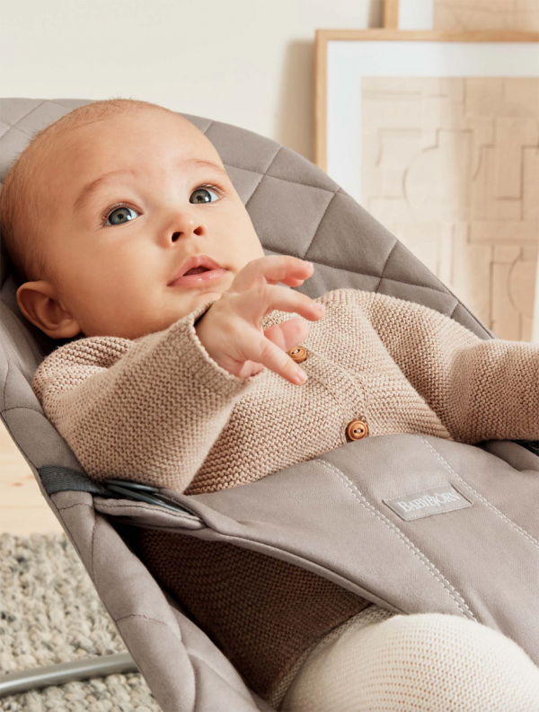 babybjorn-bouncher-bliss-cotton-sand-grey. BabyBjörn Bliss bouncher. Cotton fabric cover that can be easily removed and machine washed. The BabyBjörn Bliss sitter has three positions for use and a folding position for transport and storage.