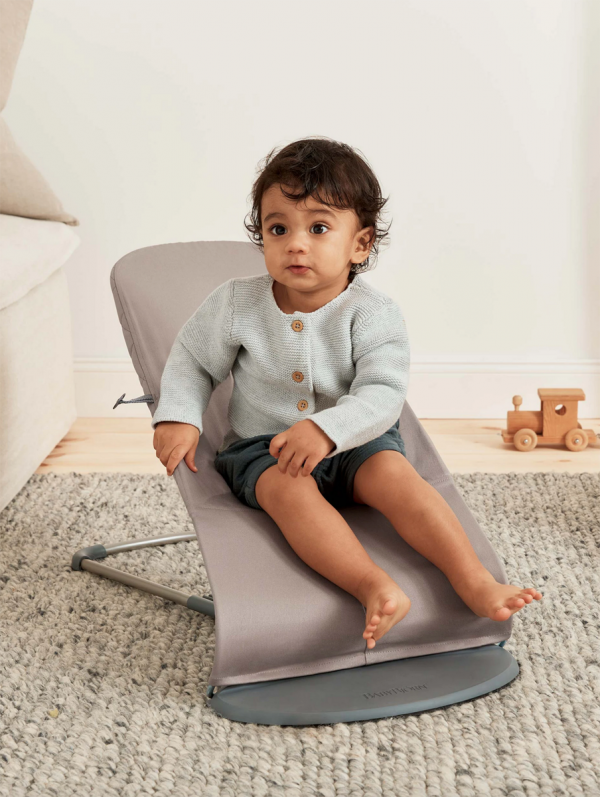 babybjorn-bouncher-bliss-cotton-sand-grey. BabyBjörn Bliss bouncher. Cotton fabric cover that can be easily removed and machine washed. The BabyBjörn Bliss sitter has three positions for use and a folding position for transport and storage.