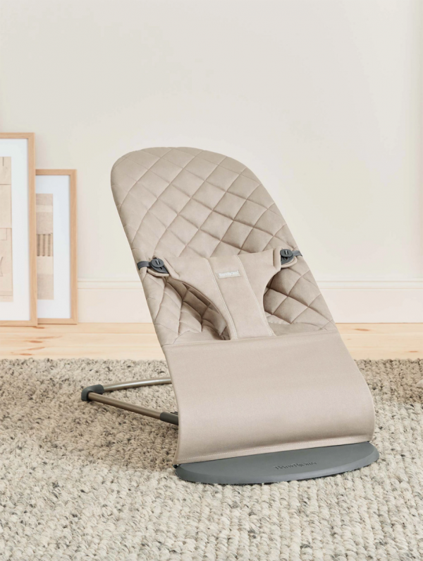 babybjorn-bouncher-bliss-cotton-sand-grey. BabyBjörn Bliss bouncher. Cotton fabric cover that can be easily removed and machine washed. The BabyBjörn Bliss sitter has three positions for use and a folding position for transport and storage.