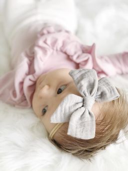 Beautiful and adorable Gipsyparrot Muslin collection bow headwrap for baby. All bow headwraps are made by hand. The fabrics are soft and the headband does not tighten or squeeze the baby's head.