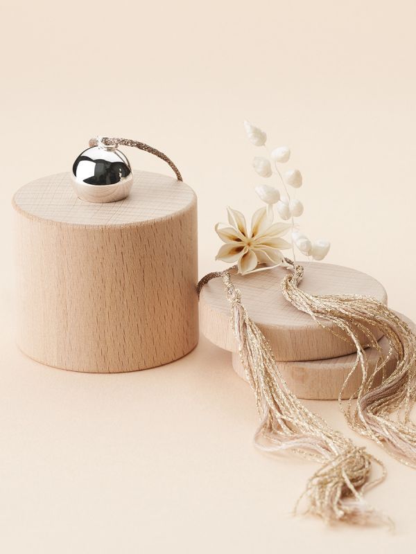 ILADO - pregnancy bola Joy silver. ILADO - pregnancy bola Joy silver. Ilado Mexican bola is a beautiful jewelry for a expectant mother. Inside the jewelry is a small xylophone on top of which a tiny ball dances, it makes a special, fine quiet sound while the expectant mother moves.