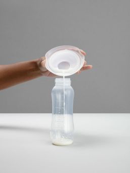 Elvie Catch - two milk collectors that allow you to imperceptibly collect milk under your bra. Milk collectors stay firmly in place thanks to non-slip silicone edges and help prevent leaks.