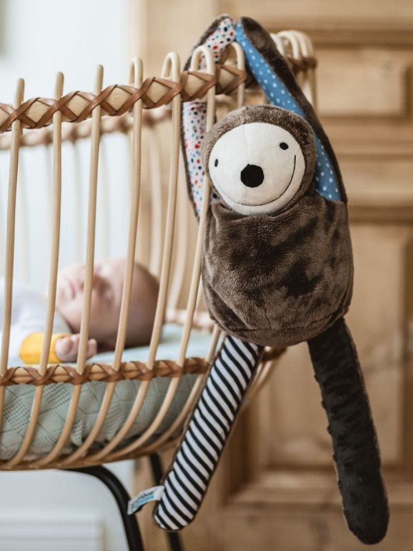 A super sweet and soft E-zzy sloth who helps the child to calm down for day and night sleep with noise function. The Sloth is not just any noise device, but also includes a child's sleep monitor that can be controlled by an application that can be downloaded to a smartphone. The perfect saver for everyday baby dreams! If your baby have little trouble falling asleep and waking up often, try E-zzy Sloth Magic!