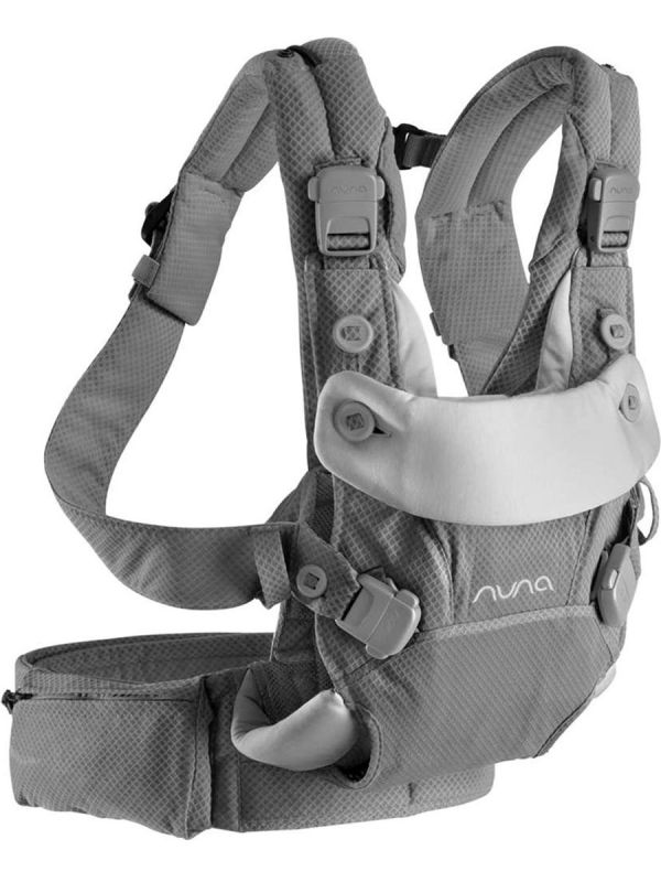 Nuna Cudl baby carrier. Carrying a baby in a Nuna carrier is comfortable and light. The baby is in the correct position in the carrier and the carrier has four different carrying position.