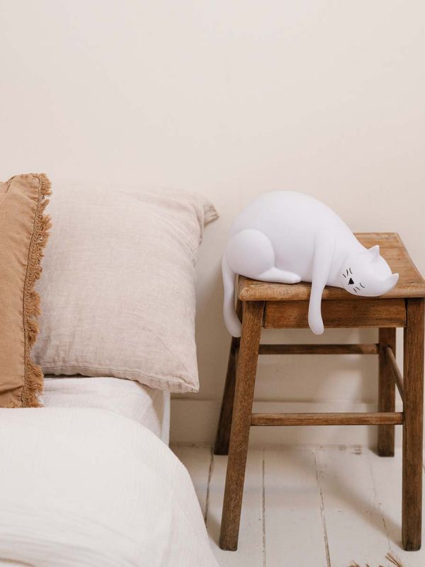 Georges the cat is the perfect night light next to the child's bed, on the bedside table or elsewhere in the interior. The Georges night light gives a beautiful soft glow at night.