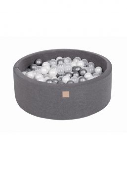 Stunning, padded Ball-pit with 200 balls is perfect for every home. A wonderful detail in kidsroom.