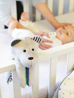 A soft sweetness, Whisbear noise bear, The Humming Bear helps a child fall asleep with the help of a pink noise. The humming Bear has a CRYsensor that allows the device to detect the baby's crying, vocalization and movement and restart the noise sound.